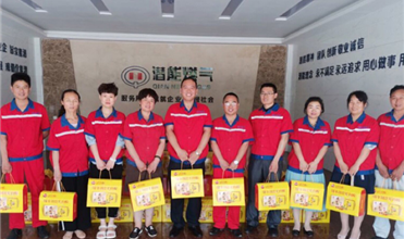 浓情迎端午 温馨送祝福-G22恒峰集团为员工发放端午节礼品